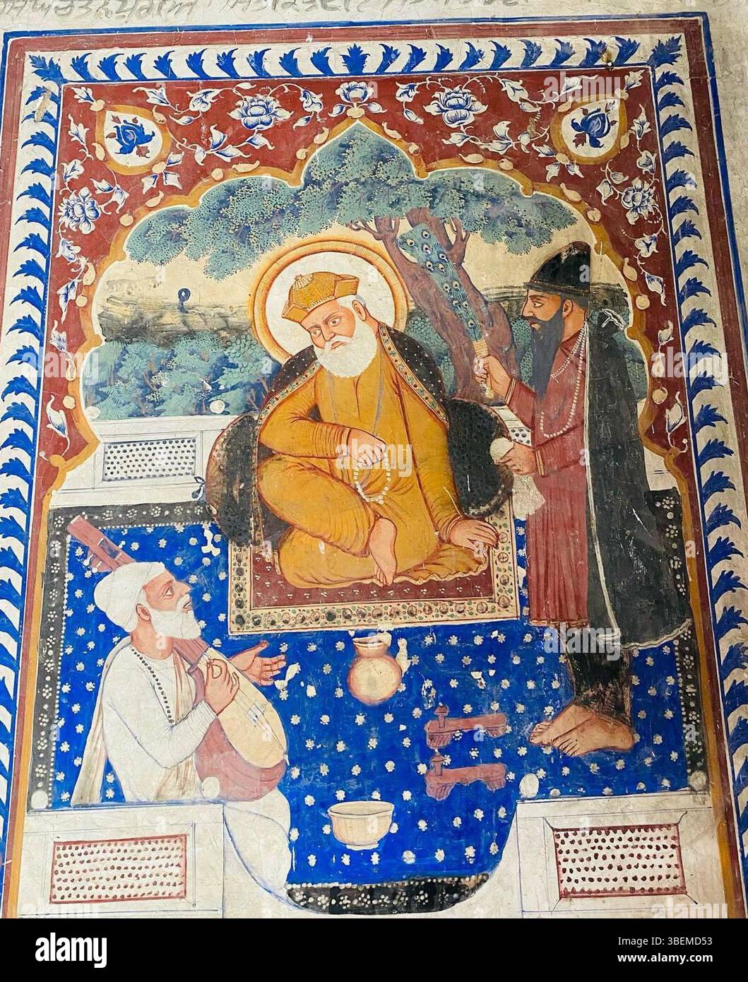 Dieses um 1890 entstandene Wandbild zeigt Guru Nanak mit seinen Gefährten Bhai Mardana und Bhai Bala. Es befindet sich im Samadhi von Sardar Bahadur Lal Singh in Amritsar, Indien, in einem Cenotaph, das von seinem Sohn Guljar Singh erbaut wurde. Stockfoto