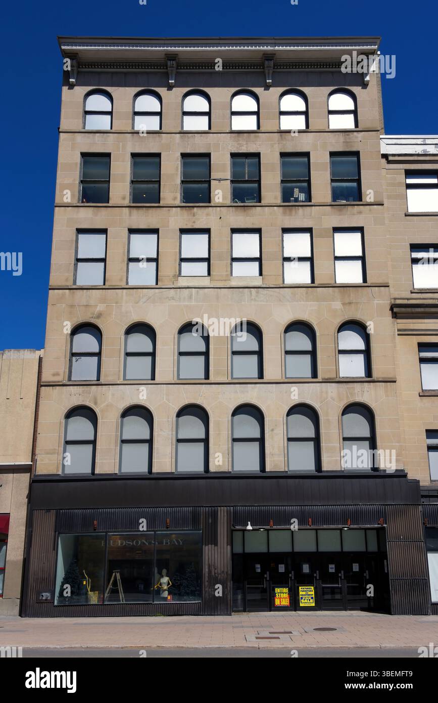 Ottawa, Kanada - 27. Mai 2025: Schilder für Liquidationsverkauf im Hudson’s Bay Store in der Rideau Street. The Bay wird bald alle 80 Geschäfte und Lay schließen Stockfoto