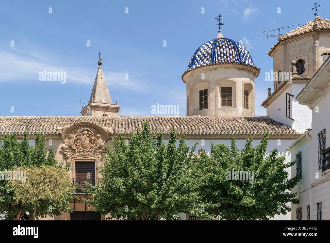 Palast der Gräfin von Villaleal, BIC, Rokoko-Fassade, glasierte Ziegelkuppel in der Stadt La Roda in der Provinz Albacete, Kastilien-La Mancha, Spanien Stockfoto