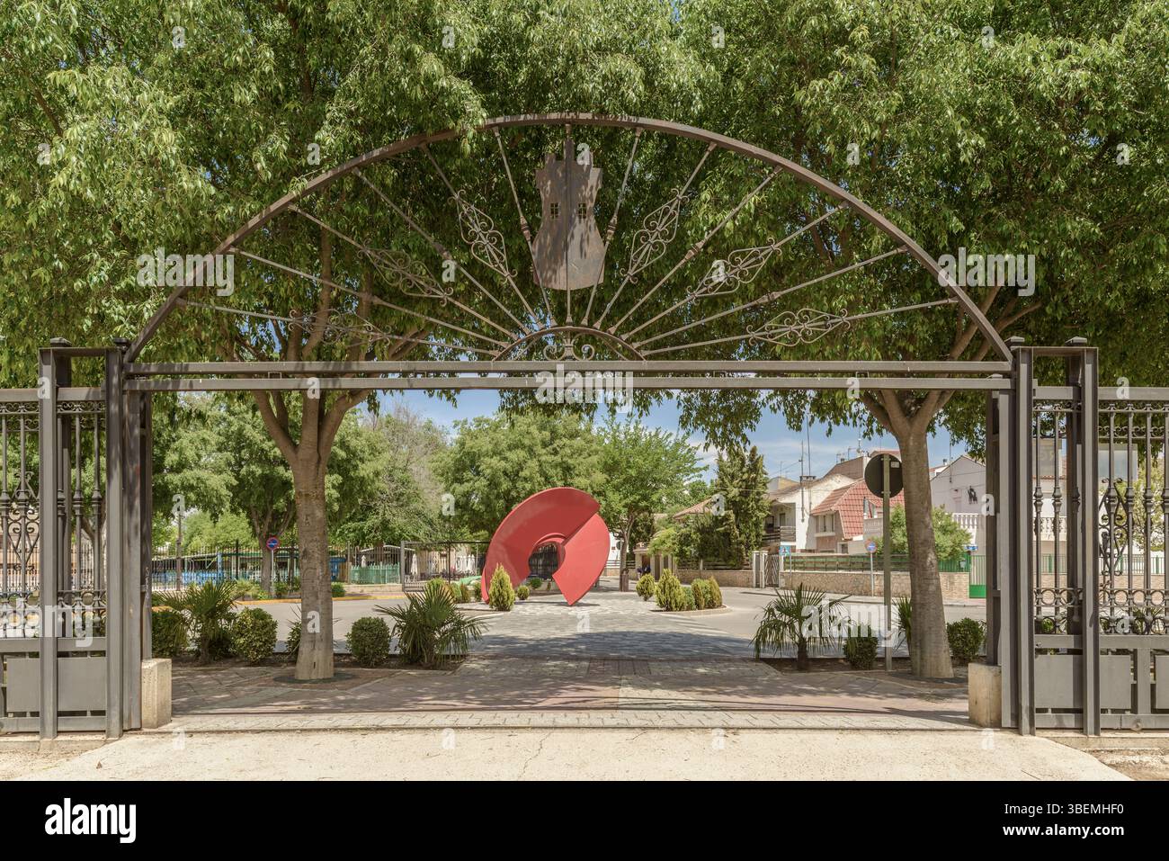 Park La Cañada, eingezäunt zur Eröffnung und Schließung in der Stadt La Rada, Provinz Albacete, Autonome Gemeinschaft Castilla-La Mancha, Spanien, USA Stockfoto