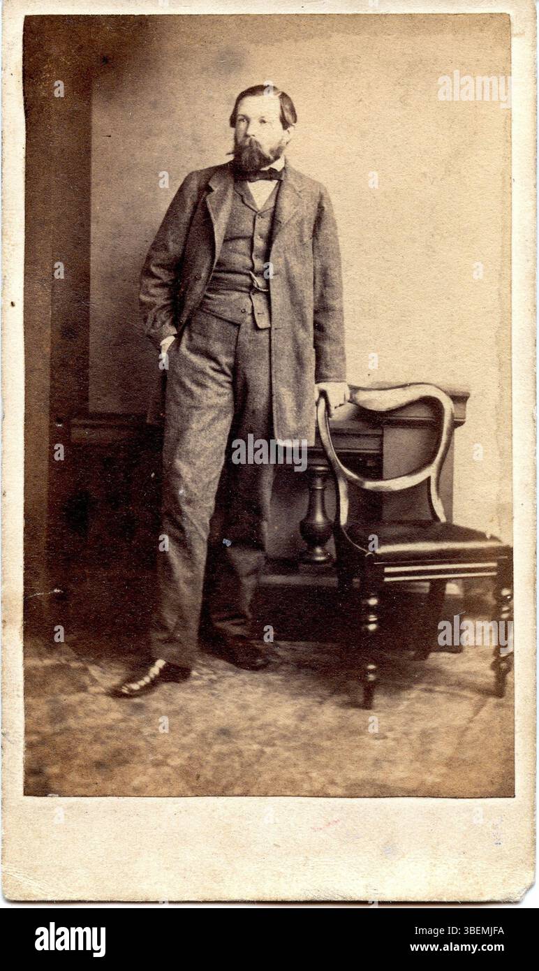 Dieses Porträt von Friedrich Engels, aufgenommen 1865, fängt den einflussreichen Philosophen und Politiktheoretiker ein. Engels ist bekannt für seine Arbeit mit Karl Marx über die Theorie des Sozialismus und das kommunistische Manifest. Stockfoto