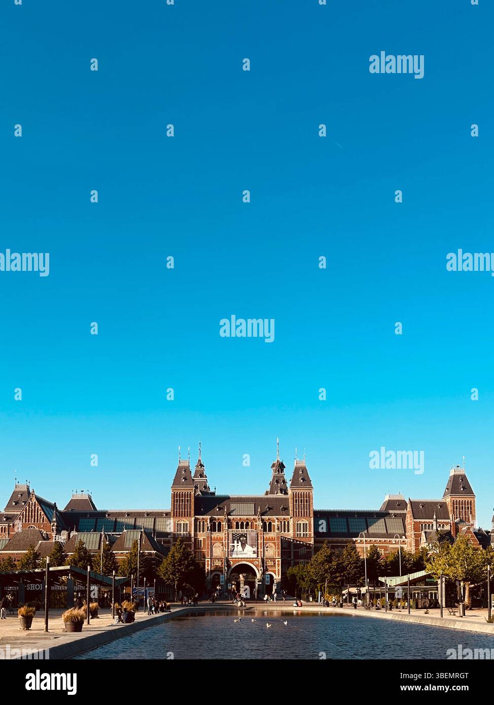 Rijksmuseum Amsterdam Niederlande 2025 sonniger Tag blauer Himmel - Smartphone-aufgenommenes Stockfoto