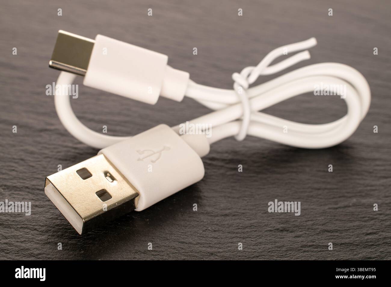 Ein USB-Kabel auf Schieferstein, Makro. Stockfoto