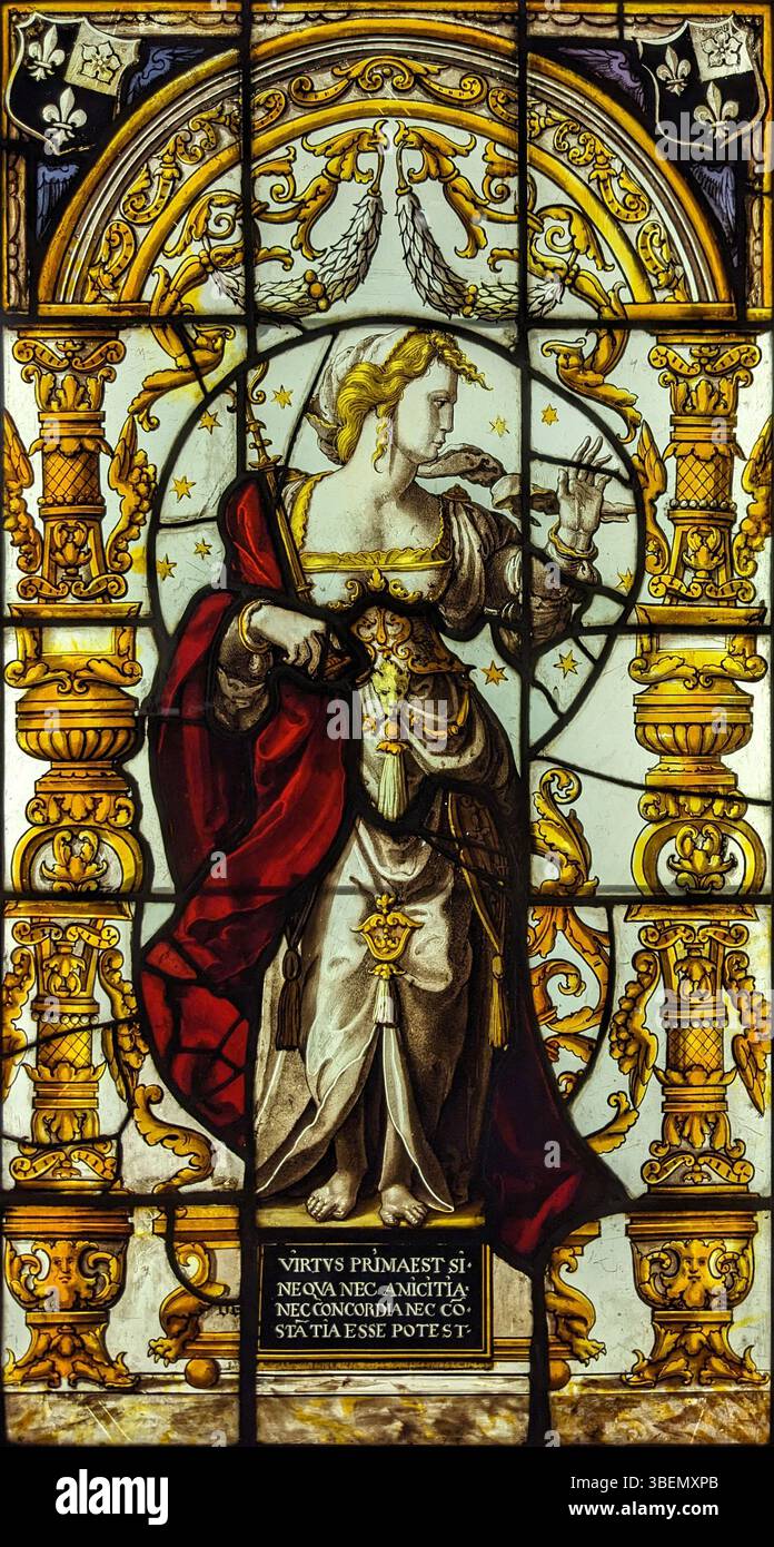 Eine Buntglasscheibe, die die allegorische Figur der Gerechtigkeit darstellt, die zwischen 1585 und 1615 geschaffen wurde und im Musée du Louvre unter der Inventarnummer OA 1165 untergebracht ist. Stockfoto