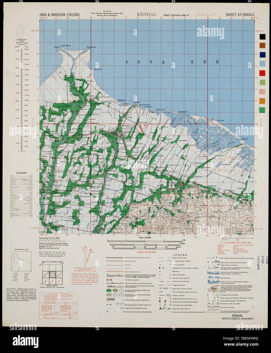 Seite 213 der Kartenserie *Java & Madura 1:50,000*, die vom Topographic Center der U.S. Defense Mapping Agency produziert wurde, enthält topographische Daten über Java und Madura. Die von 1943 bis 1944 gesammelte Karte markiert den Meridian Batavia und ist Teil einer detaillierten kartographischen Serie. Stockfoto