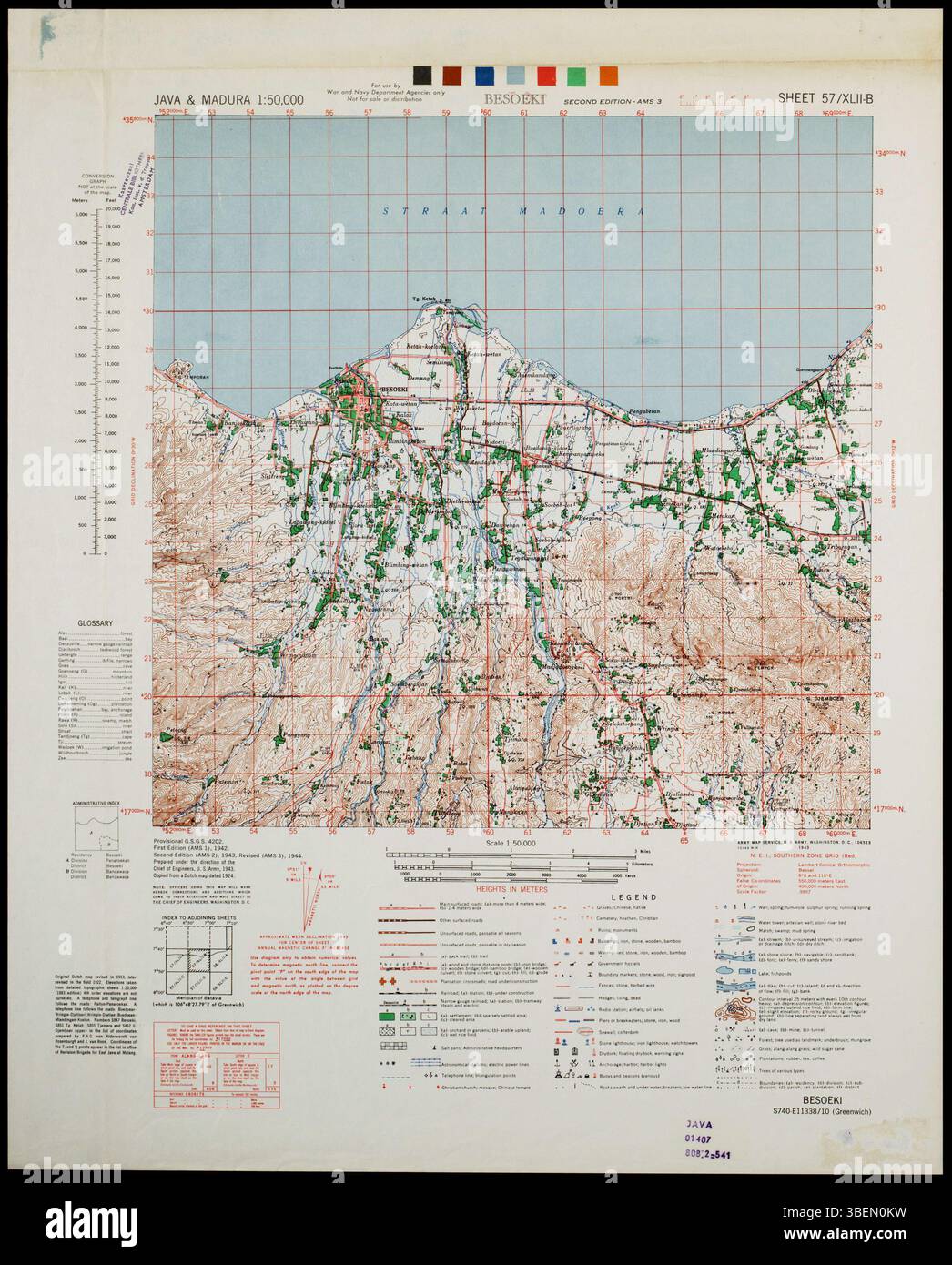 Diese Karte mit dem Titel „Java & Madura 1:50,000“ wurde zwischen 1943 und 1944 von der U.S. Defence Mapping Agency Topographic Center produziert. Es enthält niederländische Überdrucke und zeigt den Hauptmeridian von Batavia. Als Teil einer Kartenreihe in 449 Blättern veröffentlicht, ist es eine wichtige Ressource für die historische Kartographie von Java und Madura. Stockfoto