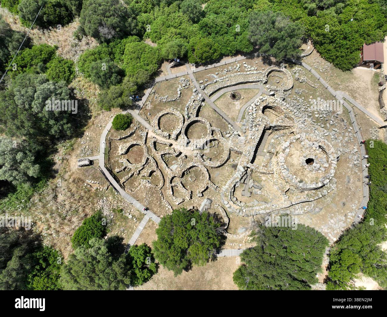 Luftaufnahme der archäologischen Stätte von Nuraghe La Prisgiona. Arzachena - Insel Nord Sardinien. Italien Stockfoto