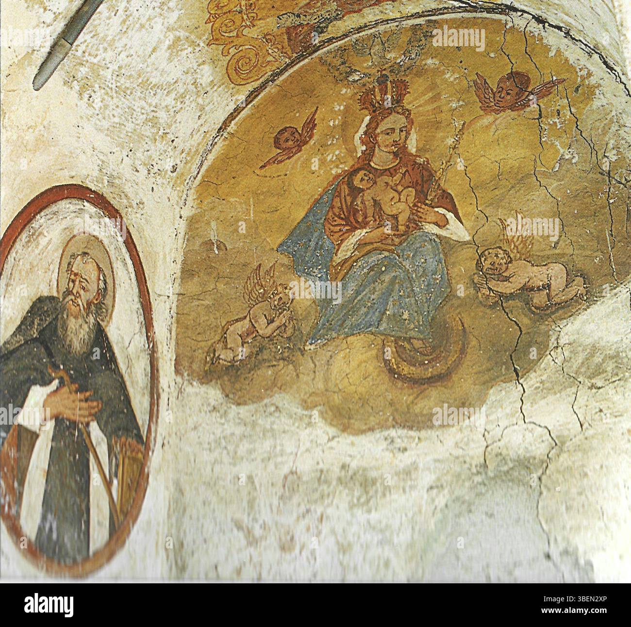 Inneneingang der Casa Chizzali-Bonfadini in Colle Santa Lucia mit sakralen Fresken aus dem 17. Oder 18. Jahrhundert. Die Fresken zeigen religiöse Themen. Stockfoto