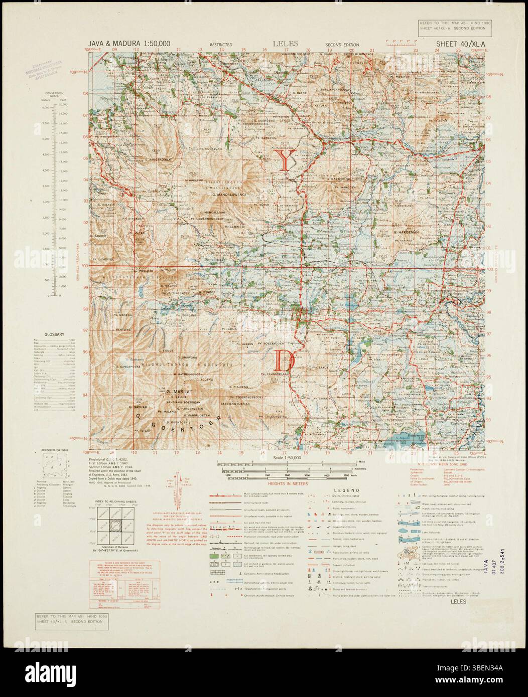 Seite 121 der Karte von Java und Madura im Maßstab 1:50.000, erstellt vom Topographic Center der US-Verteidigungsbehörde, zeigt geografische Merkmale, die zwischen 1943 und 1944 gesammelt wurden. Diese Karte, Teil einer neu aufgelegten niederländischen Serie, zeigt den Batavia-Meridian und wurde für militärische Analysen während des Zweiten Weltkriegs verwendet Stockfoto