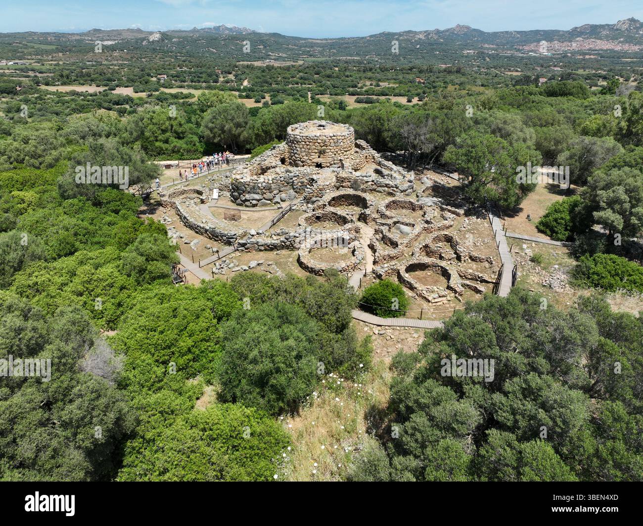 Luftaufnahme der archäologischen Stätte von Nuraghe La Prisgiona. Arzachena - Insel Nord Sardinien. Italien Stockfoto