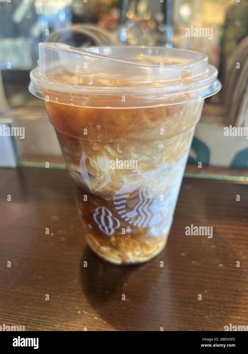 Lafayette, Usa. Januar 2025. Nahaufnahme eines Eiskaffees mit Sahne in einer Tasse mit Starbucks-Markenzeichen in einem Starbucks-Standort in Lafayette, Kalifornien, 7. Januar 2025. (Foto: Smith Collection/Gado/SIPA USA) Credit: SIPA USA/Alamy Live News Stockfoto
