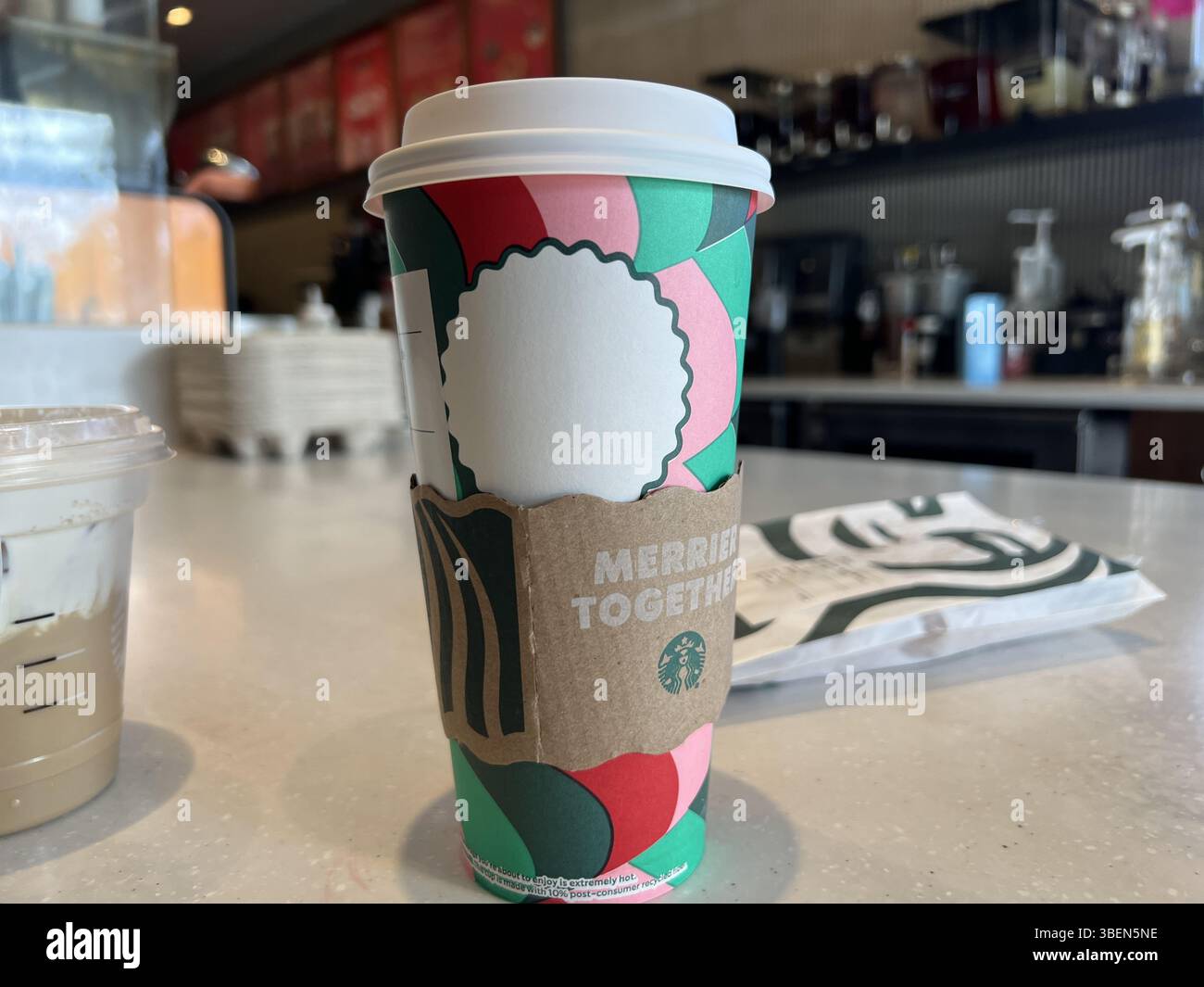 Walnut Creek, Usa. November 2024. Nahaufnahme einer Kaffeetasse mit Starbucks-Weihnachtsmotiv auf einer Theke, Pleasant Hill Road, Walnut Creek, Kalifornien, 12. November, 2024. (Foto: Smith Collection/Gado/SIPA USA) Credit: SIPA USA/Alamy Live News Stockfoto