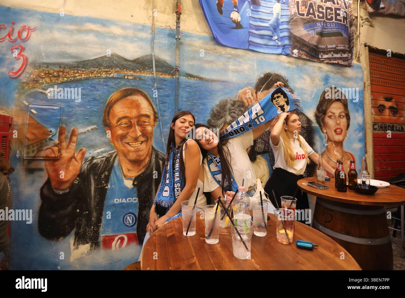Napoli Calcio gewinnt seine vierte Meisterschaft in der italienischen Serie A. Fans feiern in den Straßen des historischen Viertels von Forcella. Stockfoto Napoli Calcio gewinnt seine vierte Meisterschaft in der italienischen Serie A. Fans feiern in den Straßen des historischen Viertels von Forcella. Stockfoto