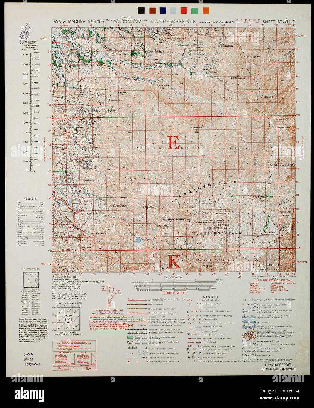 Diese Karte mit dem Titel „Java & Madura 1:50,000“ wurde zwischen 1943 und 1944 vom Topographischen Zentrum der US-Verteidigungsbehörde (Defence Mapping Agency Topographic Center) erstellt und enthält Daten aus dieser Zeit. Er zeigt niederländische Überdrucke und zeigt den Hauptmeridian von Batavia an. Als Teil einer Kartenreihe in 449 Blättern veröffentlicht, ist es eine wichtige kartographische Ressource. Stockfoto