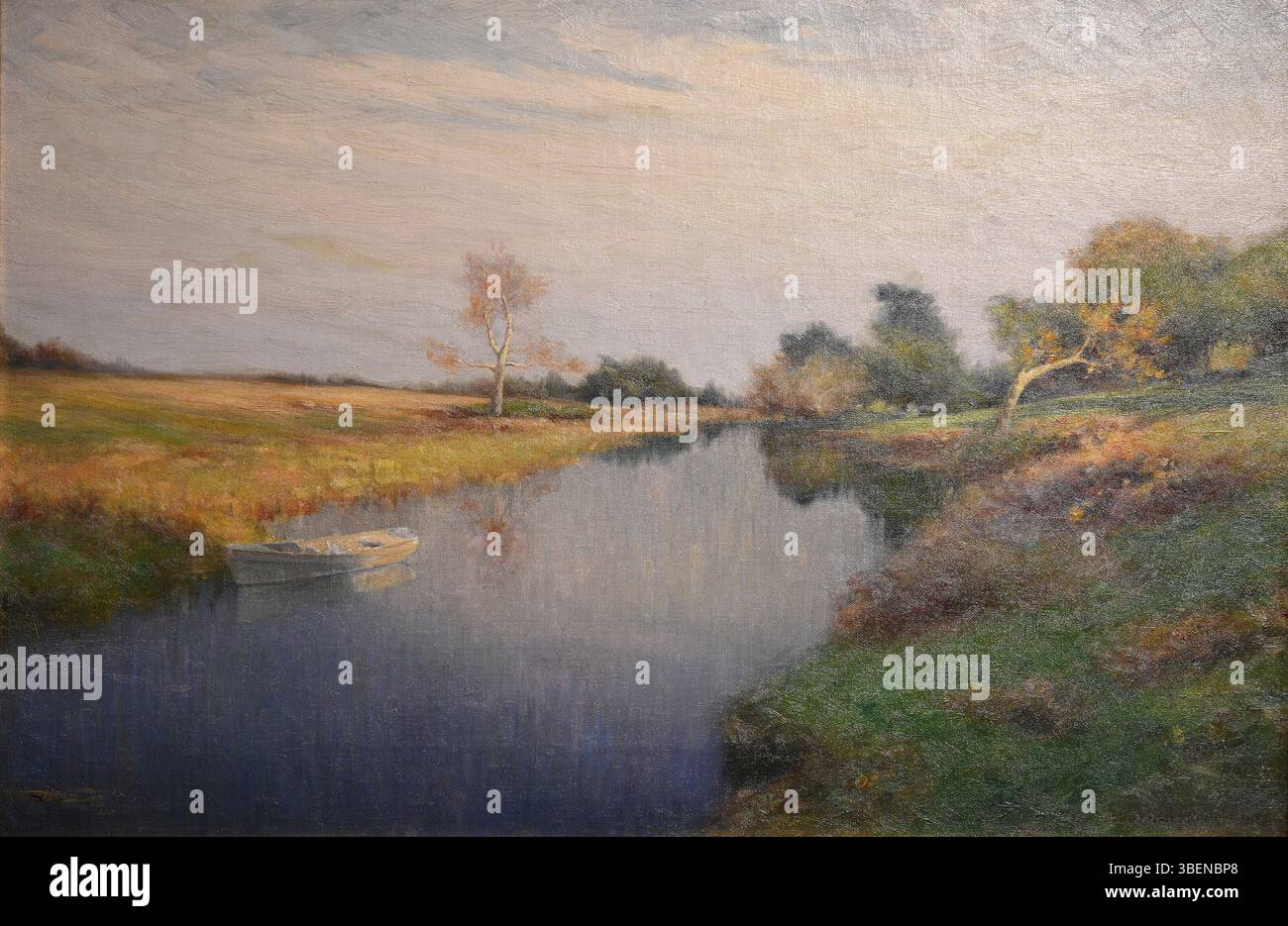 „Landschaft mit Ruderboot“ von John Willard Raught, gemalt um 1905, zeigt eine ruhige Seeszene mit einem Ruderboot und zeigt seine Fähigkeit, friedliche Momente im Freien festzuhalten. Stockfoto