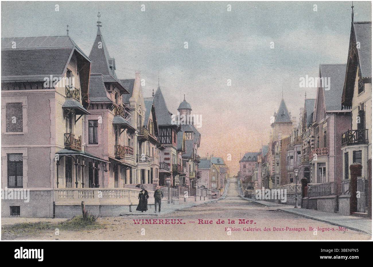 Das Bild zeigt Wimereux in der Region Pas-de-Calais in Frankreich um 1910 und zeigt die Avenue de la Mer und ihre Villen vom Ende des 19. Bis Anfang des 20. Jahrhunderts. Mehrere Villen wurden während des Zweiten Weltkriegs zerstört, darunter die Petits Carreaux, bekannt für ihr belvedere, und die Villa Au revoir mit einem Turm. Das Gebiet umfasst heute eine Straße mit dem Namen Rue du Maréchal de Lattre de Tassigny, die nach dem Zweiten Weltkrieg benannt wurde. Stockfoto Das Bild zeigt Wimereux in der Region Pas-de-Calais in Frankreich um 1910 und zeigt die Avenue de la Mer und ihre Villen vom Ende des 19. Bis Anfang des 20. Jahrhunderts. Mehrere Villen wurden während des Zweiten Weltkriegs zerstört, darunter die Petits Carreaux, bekannt für ihr belvedere, und die Villa Au revoir mit einem Turm. Das Gebiet umfasst heute eine Straße mit dem Namen Rue du Maréchal de Lattre de Tassigny, die nach dem Zweiten Weltkrieg benannt wurde. Stockfoto