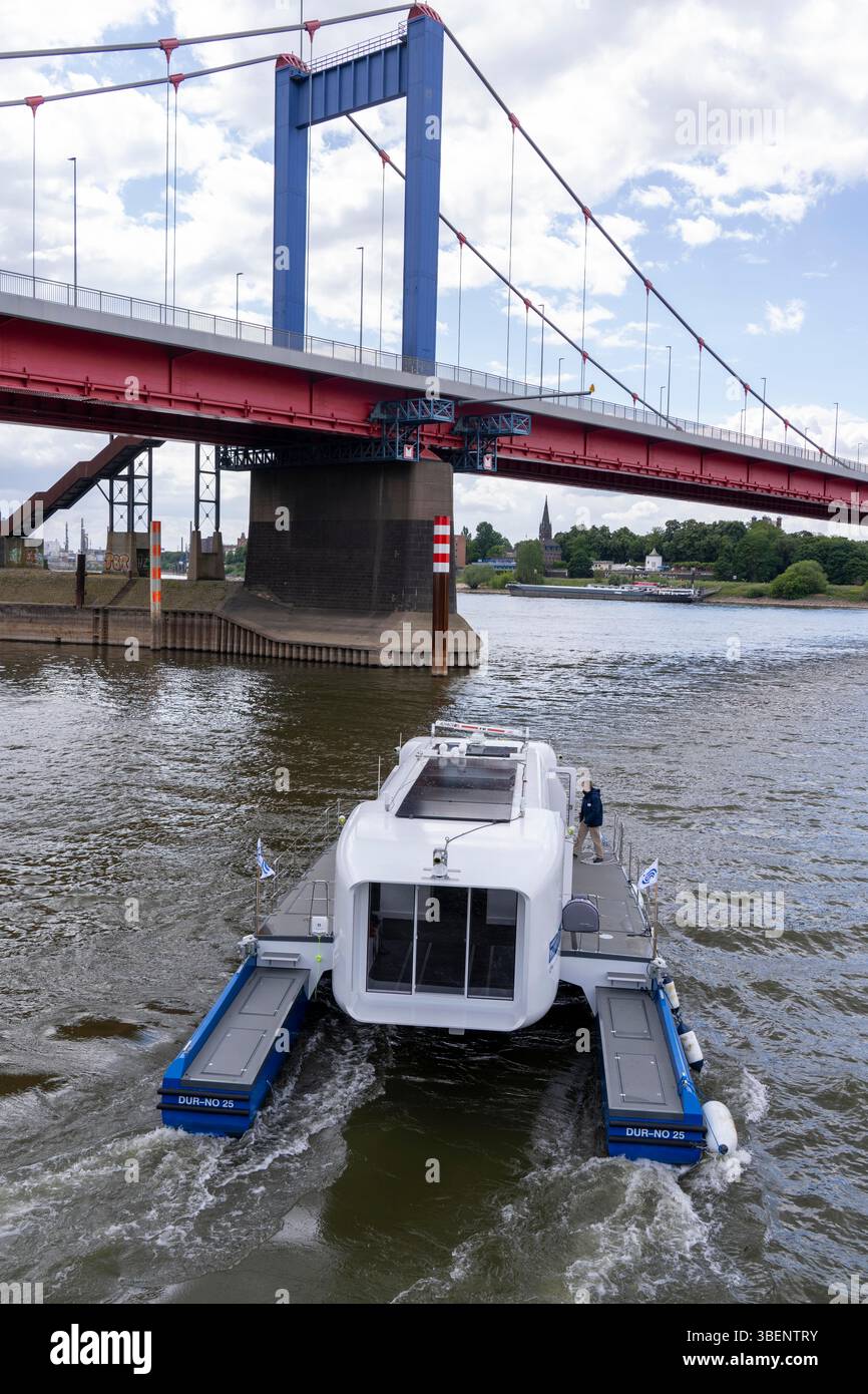 Forschungsschiff Nova, am Rhein, im Duisburger Binnenhafen Ruhrort, 15-Meter-Katamaran mit Solarpaneelen und elektrischem Antrieb, dient als Stockfoto