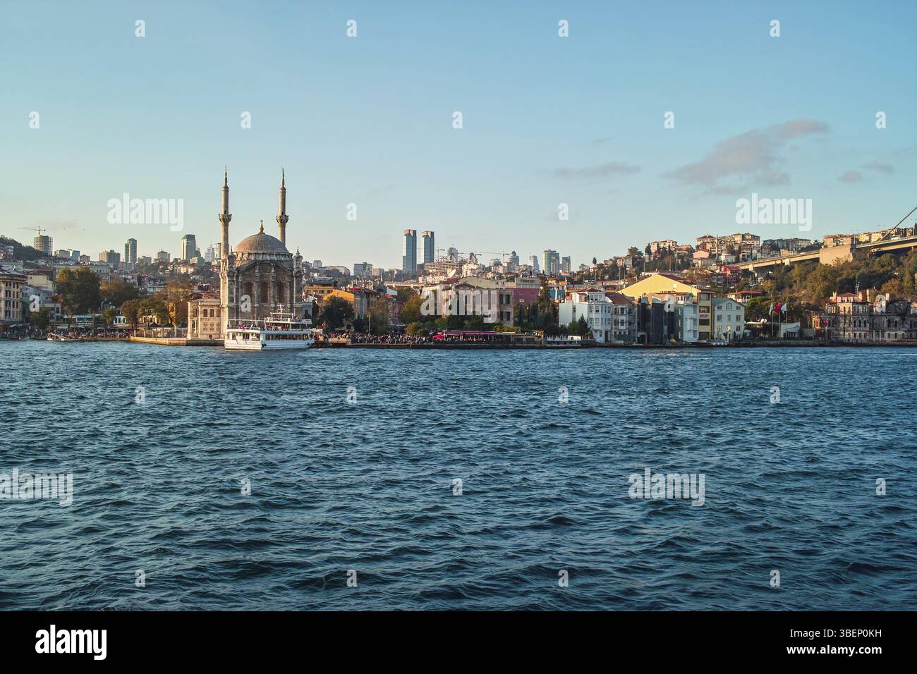 BUEYUEK MECEDIYE CAMII, EIN WAHRZEICHEN AUF DEM BOSPORUS Stockfoto