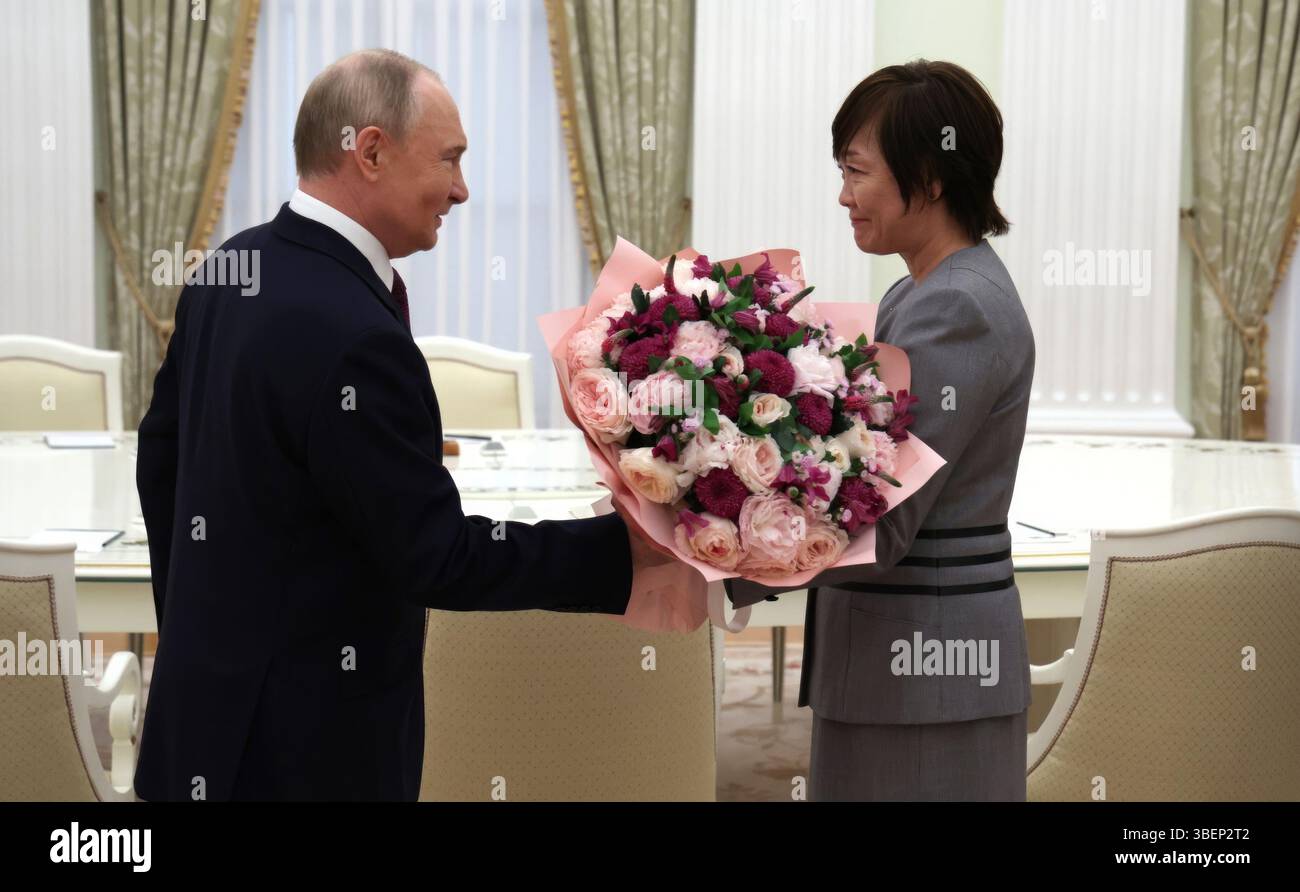 Moskau, Russland. Mai 2025. Der russische Präsident Wladimir Putin, links, überreicht Akie Abe, rechts, der Witwe des ehemaligen japanischen Premierministers Shinzo Abe, vor einem Treffen im Kreml am 29. Mai 2025 in Moskau, Russland, einen Blumenstrauß. Quelle: Vyacheslav Prokofyev/Kreml Pool/Alamy Live News Stockfoto
