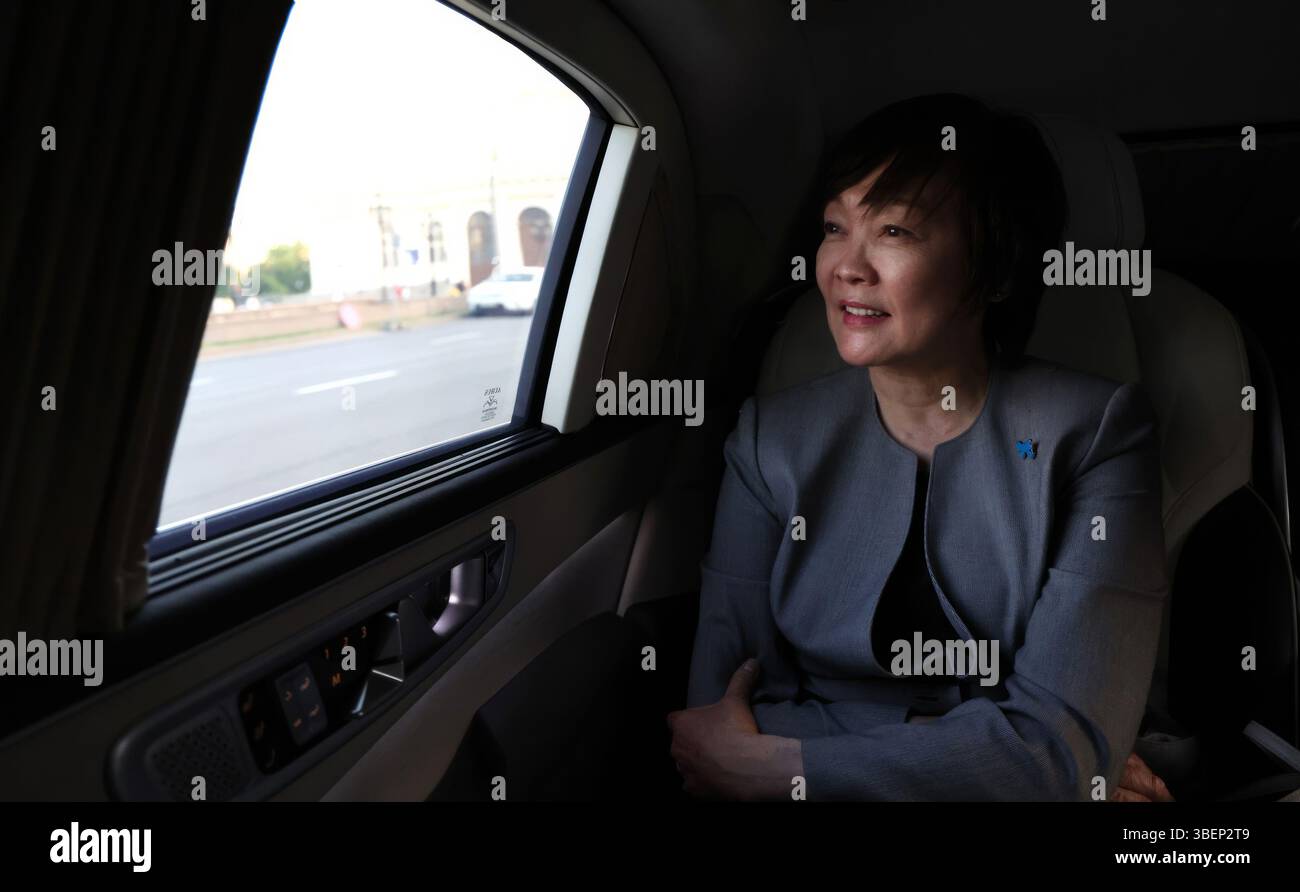 Moskau, Russland. Mai 2025. Akie Abe, die Witwe des ehemaligen japanischen Premierministers Shinzo Abe, in einer Limousine auf dem Weg zum Treffen mit dem russischen Präsidenten Wladimir Putin im Kreml am 29. Mai 2025 in Moskau. Quelle: Vyacheslav Prokofyev/Kreml Pool/Alamy Live News Stockfoto