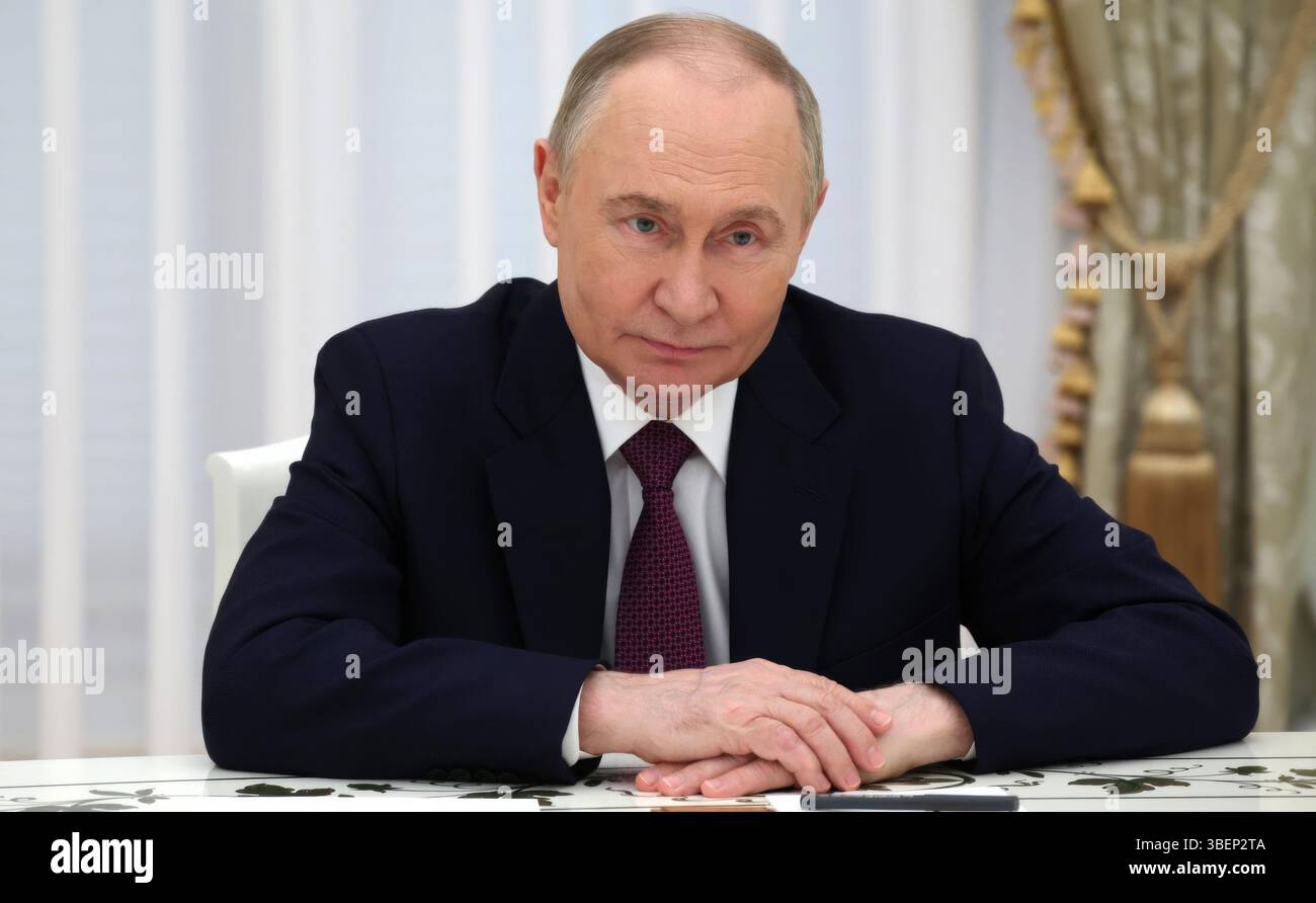 Moskau, Russland. Mai 2025. Der russische Präsident Wladimir Putin hört Akie Abe, die Witwe des ehemaligen japanischen Premierministers Shinzo Abe, während eines Treffens im Kreml am 29. Mai 2025 in Moskau. Quelle: Vyacheslav Prokofyev/Kreml Pool/Alamy Live News Stockfoto