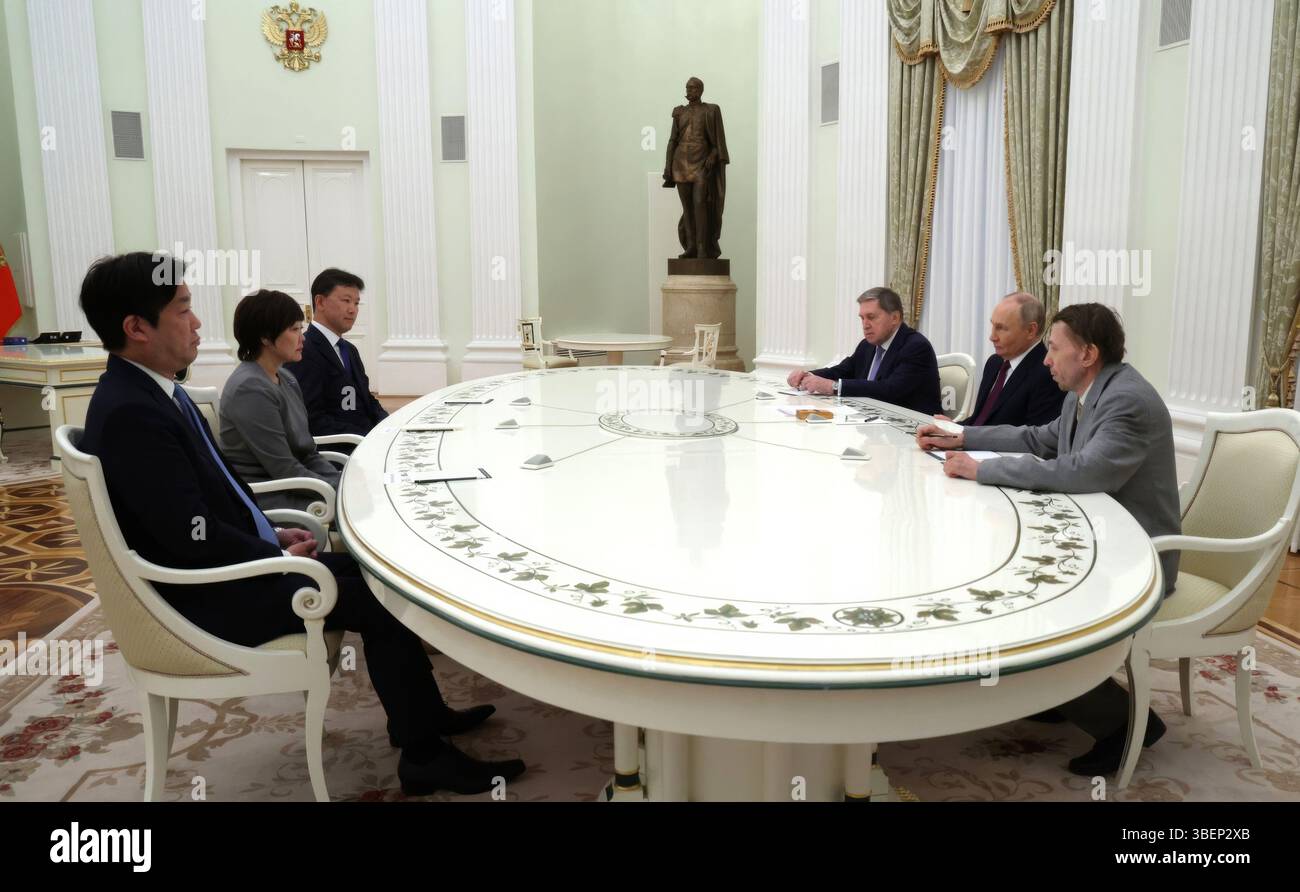 Moskau, Russland. Mai 2025. Der russische Präsident Wladimir Putin, rechts, spricht mit Akie Abe, der Witwe des ehemaligen japanischen Premierministers Shinzo Abe, während eines Treffens im Kreml am 29. Mai 2025 in Moskau. Quelle: Vyacheslav Prokofyev/Kreml Pool/Alamy Live News Stockfoto