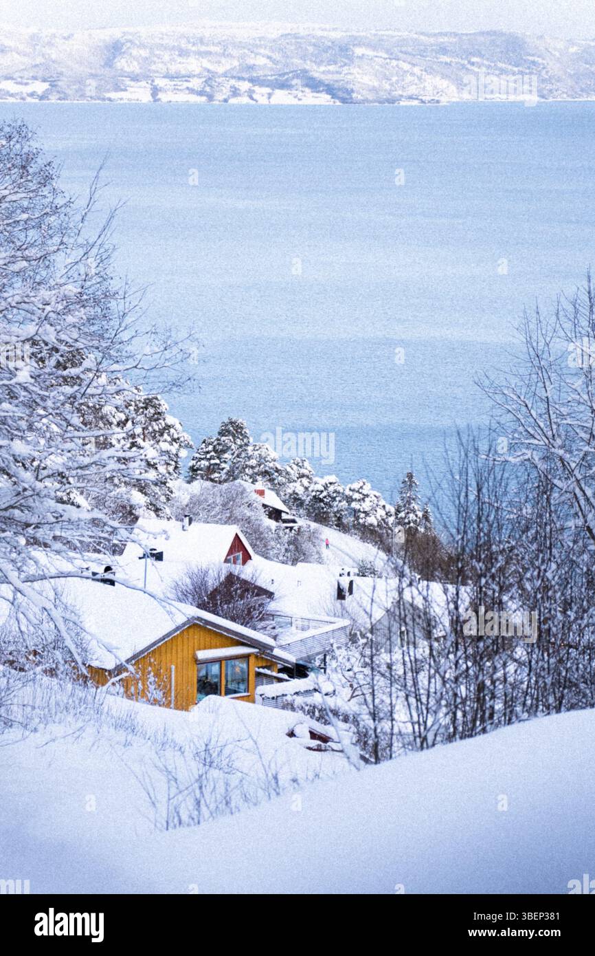 Blick auf den Fjord und das kleine Dorf an einem Wintertag, Norwegen Stockfoto