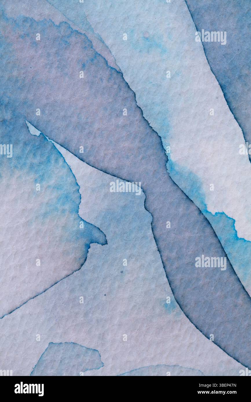 Abstrakte Aquarellkomposition mit sanften Blau- und Grautönen mit fließenden Formen Stockfoto