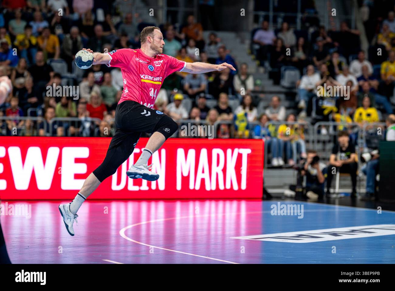 Mannheim, Deutschland. Mai 2025. Lenny Rubin (44; TVB 1898 Stuttgart) von TVB 1898 Stuttgart wirft den Ball aufs Tor 1. Handball-Bundesliga, DAIKIN HBL 2024/25, Rhein-Neckar L?wen (im Sondertrikot) gegen TVB Stuttgart, am 29.05.2025 in der SAP-Arena in Mannheim. Quelle: dpa/Alamy Live News Stockfoto