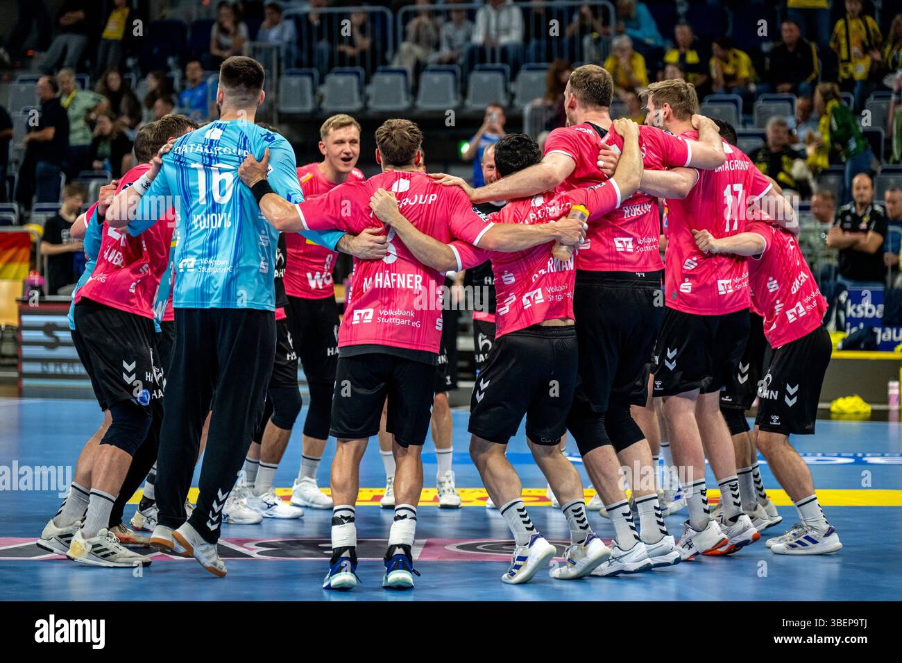 Mannheim, Deutschland. Mai 2025. Das Team TVB 1898 Stuttgart feiert gemeinsam den Sieg vor jubelnden Fans in der SAP-Arena. 1. Handball-Bundesliga, DAIKIN HBL 2024/25, Rhein-Neckar L?wen (im Sondertrikot) gegen TVB Stuttgart, am 29.05.2025 in der SAP-Arena in Mannheim. Quelle: dpa/Alamy Live News Stockfoto