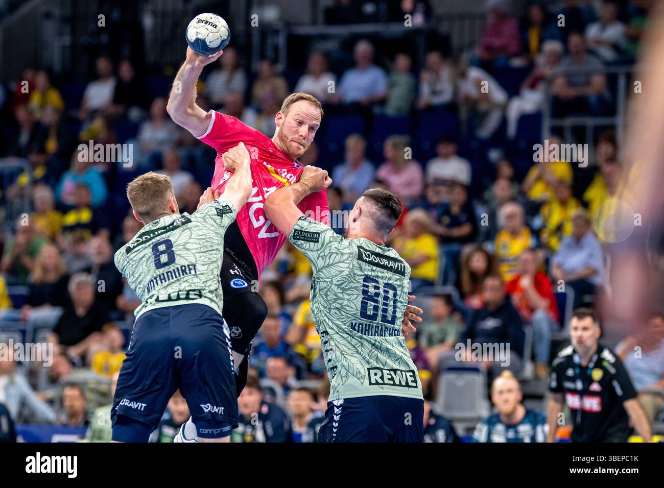 Torben Matzken (22; TVB 1898 Stuttgart) von TVB 1898 Stuttgart prellt den Ball und wird dabei von Jannik Kohlbacher (80; Rhein Neckar L?wen) verteidigt 1. Handball-Bundesliga, DAIKIN HBL 2024/25, Rhein-Neckar L?wen (im Sondertrikot) gegen TVB Stuttgart, am 29.05.2025 in der SAP-Arena in Mannheim. Stockfoto