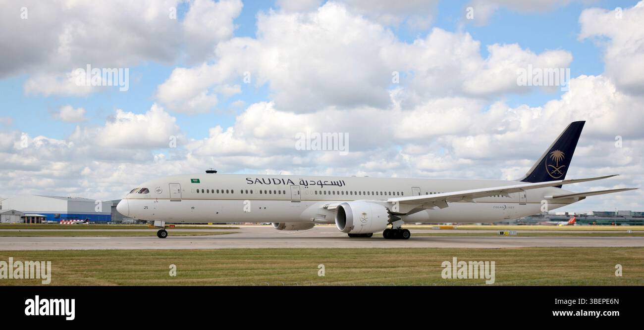 Ein Boeing 787-10 Dreamliner Jet am Manchester International Airport, Wilmslow, Manchester, Vereinigtes Königreich, Europa Stockfoto