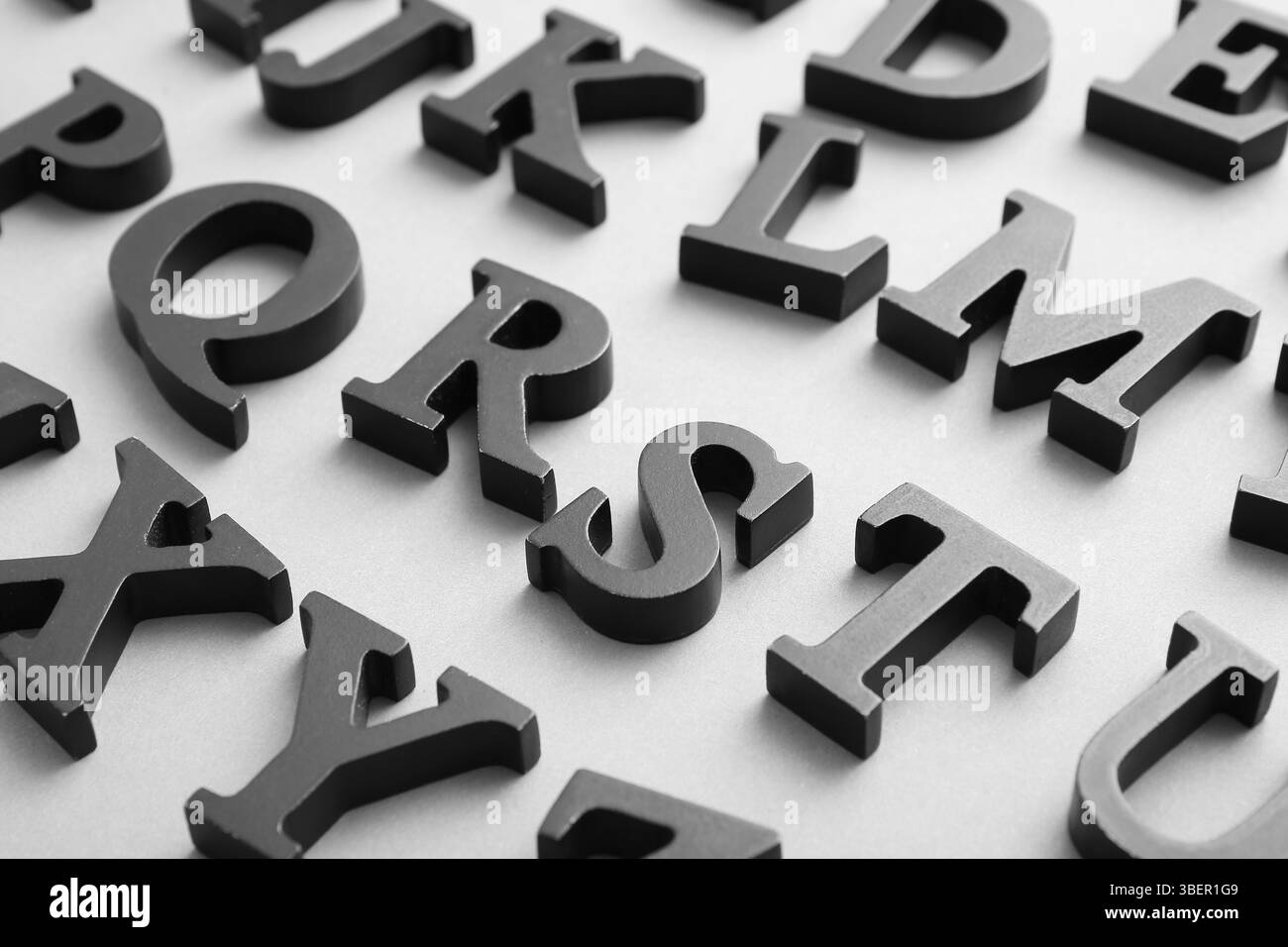 Englische Buchstaben auf grauem Hintergrund Stockfoto