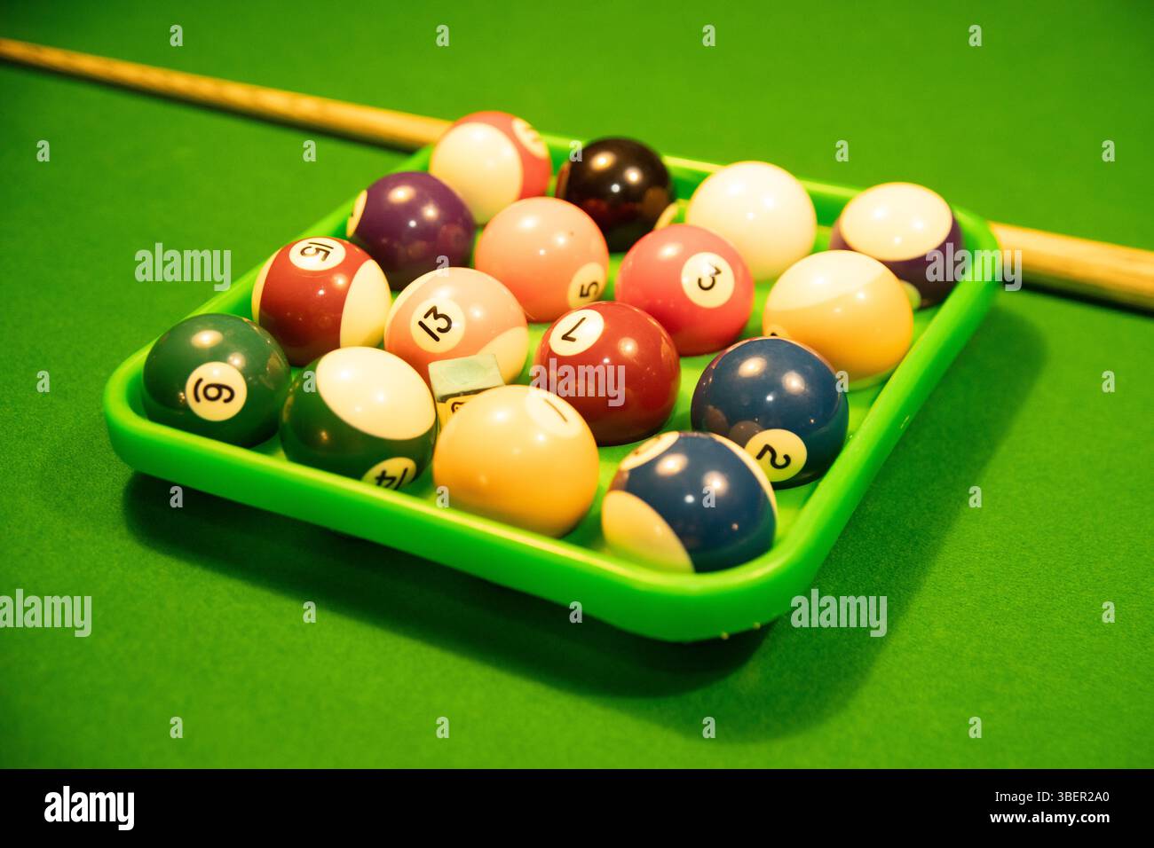 Nahaufnahme an einem Billardtisch in einer Bar in Auckland, Neuseeland. Stockfoto
