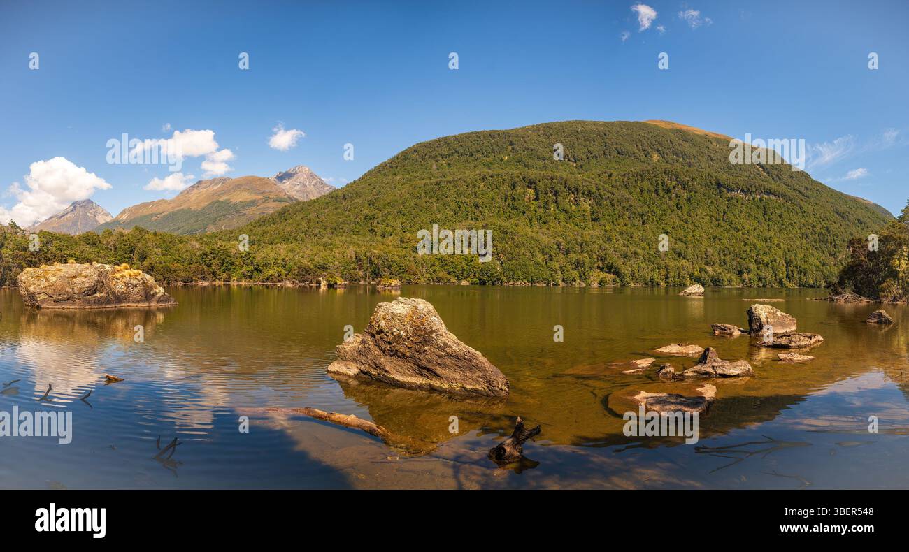 Der abgelegene unberührte Alpensee in Fiordland, Neuseeland Stockfoto