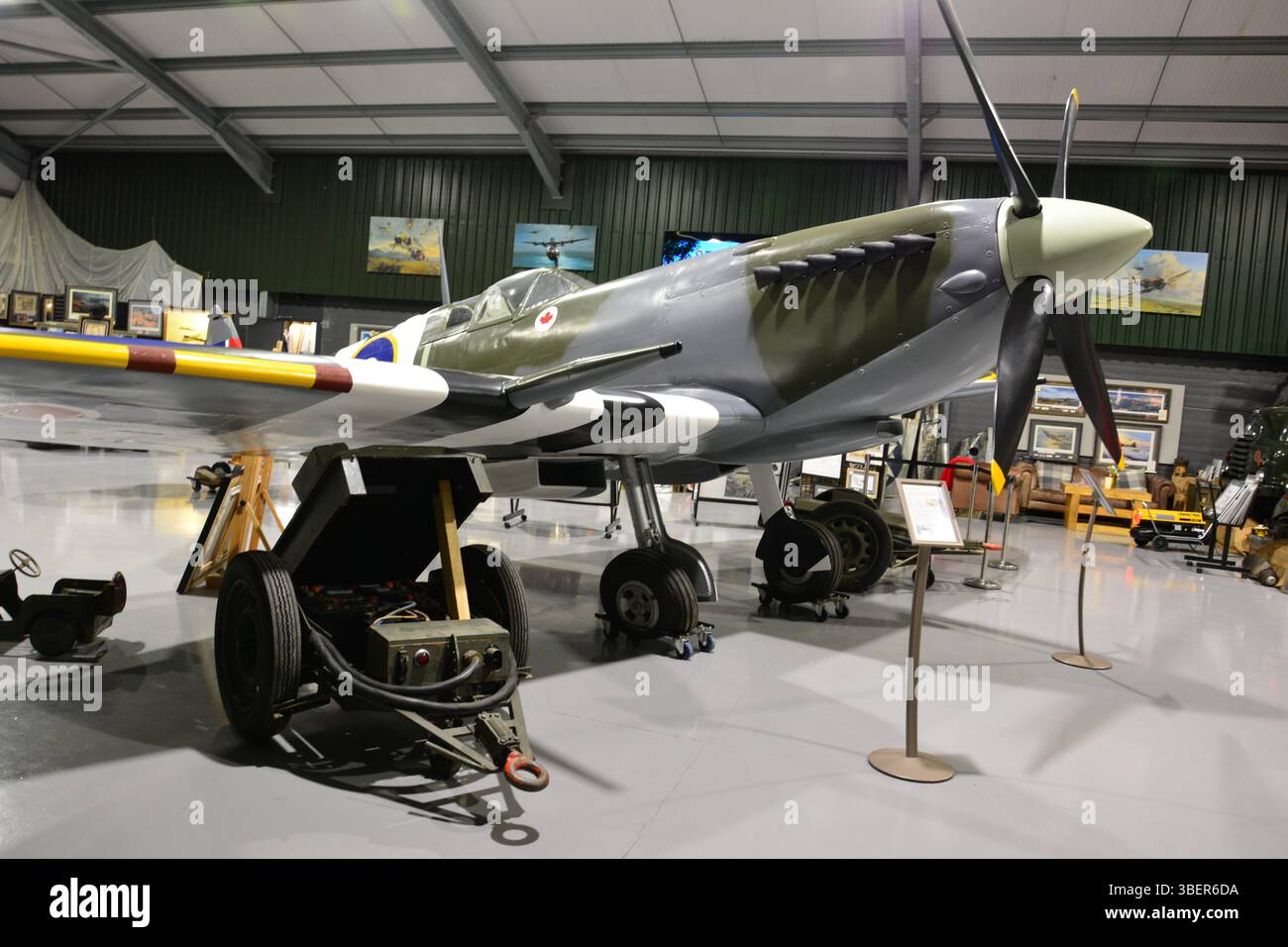 Replica Spitfire Mk IXC Flugzeuge in D-Day Markierungen, in der Aces High Art Gallery, Abingdon, Oxfordshire, Großbritannien Stockfoto