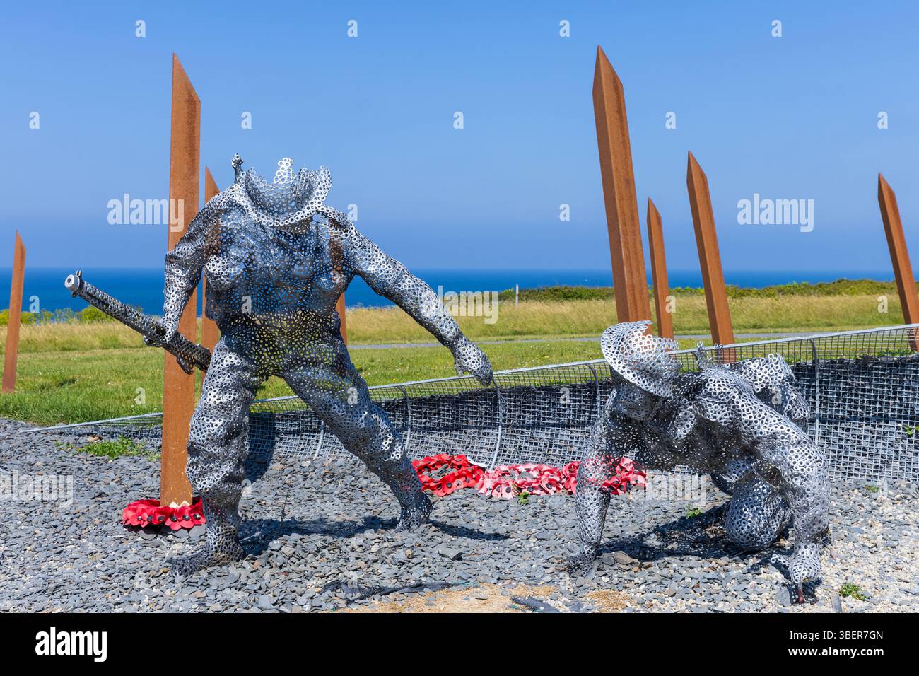 Skulpturen britischer Soldaten, die am D-Day (6. Juni 1944) im D-Day 75 Garden in Arromanches-les-Bains (Calvados), Frankreich, um an Land zu gelangen Stockfoto