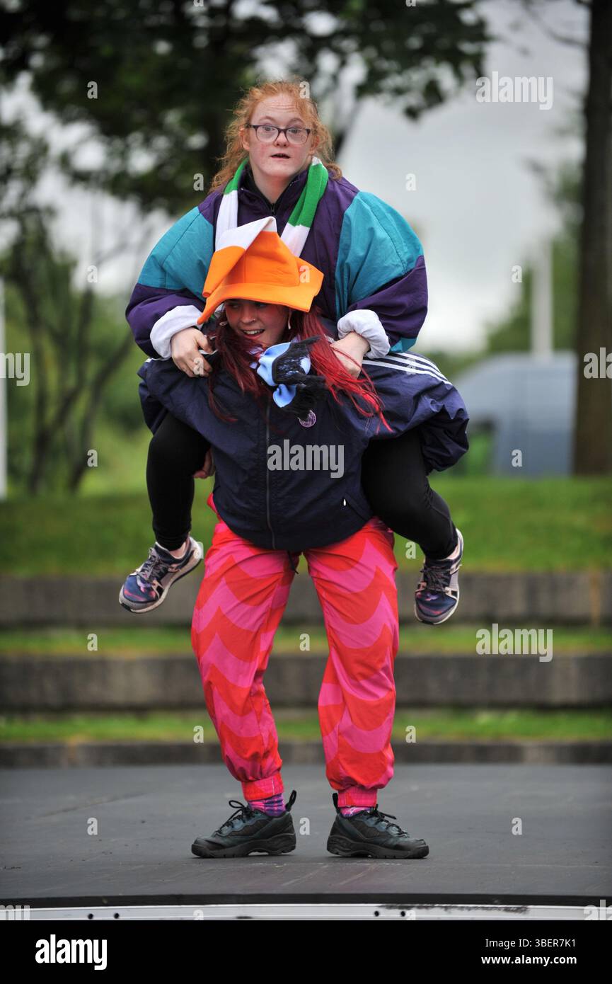 Glasgow, Großbritannien. 29. Mai 2025 - Mitglieder der Tanzgruppe Indepen-Dance veranstalten eine Show für die Menge. Glasgow startete seine Feierlichkeiten 850 mit der Clyde Chorus-Prozession am Pacific Quay. Die Veranstaltung bot Live-Auftritte von Indepen-Dance-, YDance- und Pipe-Bands, die Bell’s Bridge überquerten, um den Beginn des Clyde Chorus Musikfestivals zu feiern. Diese dreitägige Veranstaltung feiert Glasgows Erbe und Status als UNESCO-Stadt der Musik. Stockfoto