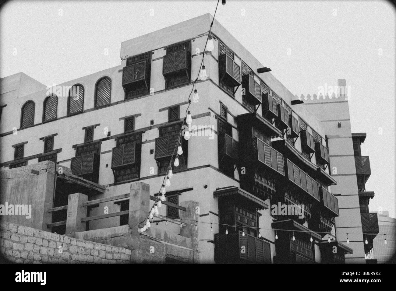 Traditionelle Architektur der alten Stadt Jeddah El Balad District Häuser mit Holzfenstern und Balkonen UNESCO-Weltkulturerbe in Dschiddah Saudi Arabien Stockfoto