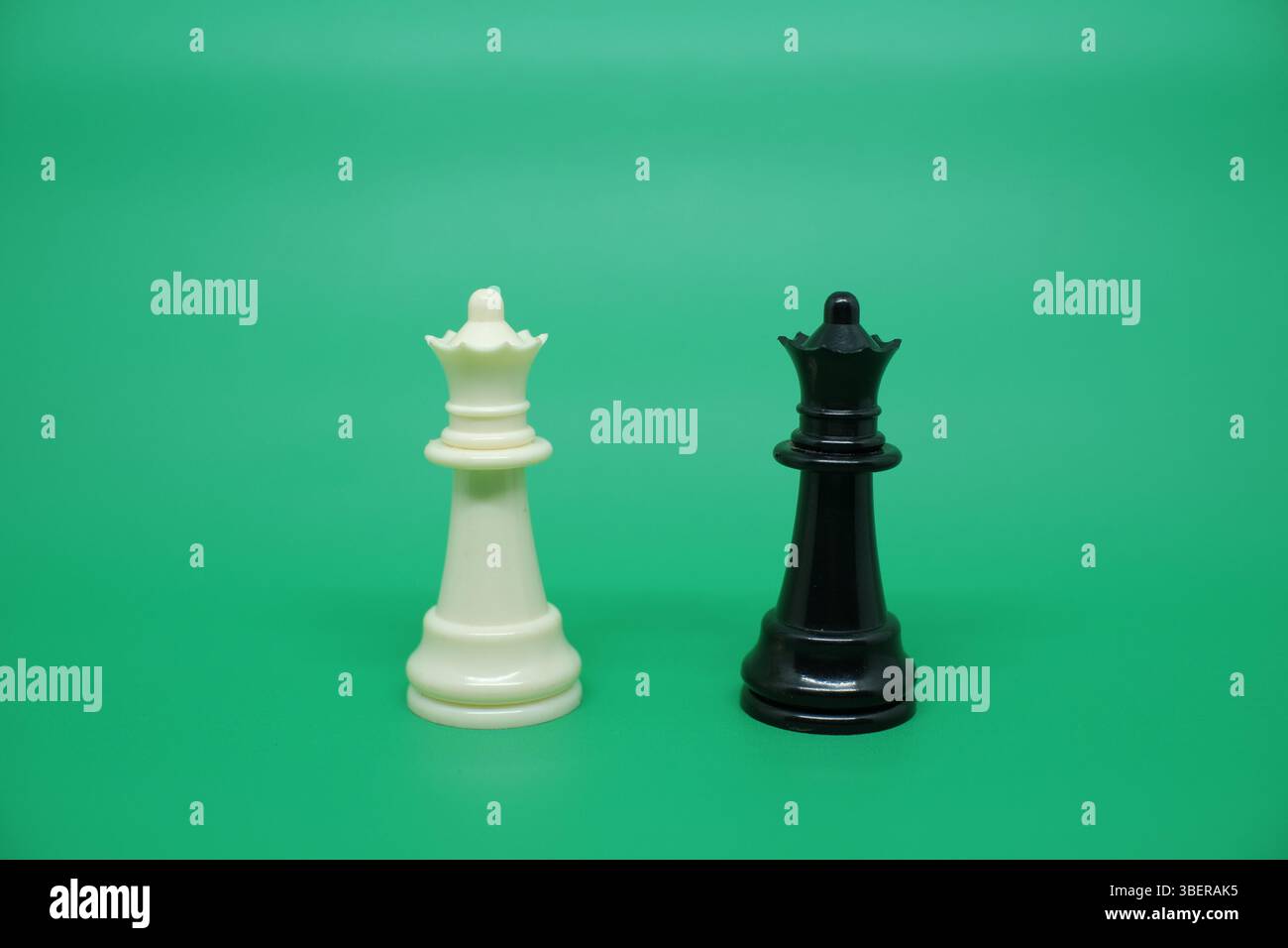 Königin Schachstück isoliert auf Grün. Im Schachspiel ist Queen die letzte Verteidigungslinie des Königs und verfügt über die tödlichste Angriffsfähigkeit des Gegners. Stockfoto