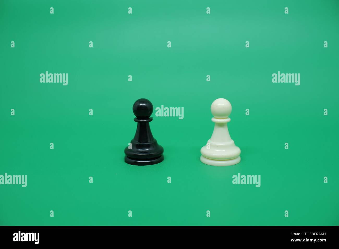 Die Schachfiguren sind schwarz-weiß. Im Schach sind die Bauern die niedrigste Kraft und stehen an vorderster Front beim Start des Spiels. Stockfoto
