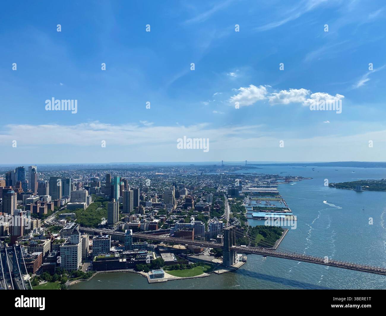 Aus der Vogelperspektive auf die Skyline von Brooklyn, den East River und die Brooklyn Bridge in New York City an einem hellen, klaren Sommertag. - Smartphone-aufgenommenes Stockfoto