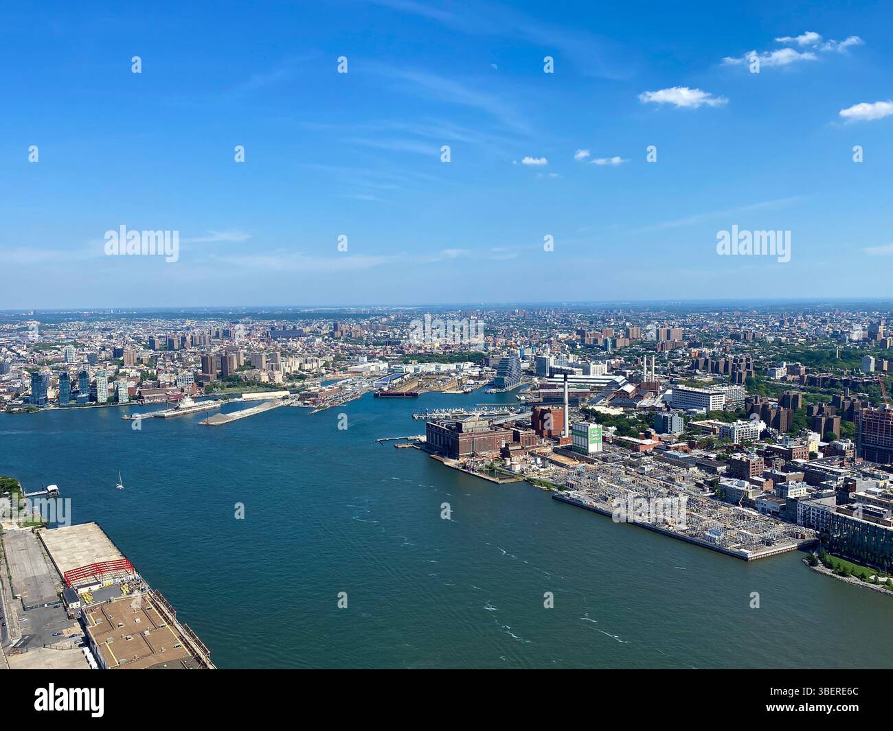 Blick aus der Vogelperspektive auf Brooklyn Waterfront und Navy Yard in New York City mit East River und klarem Himmel an einem hellen Sommernachmittag. - Smartphone-aufgenommenes Stockfoto