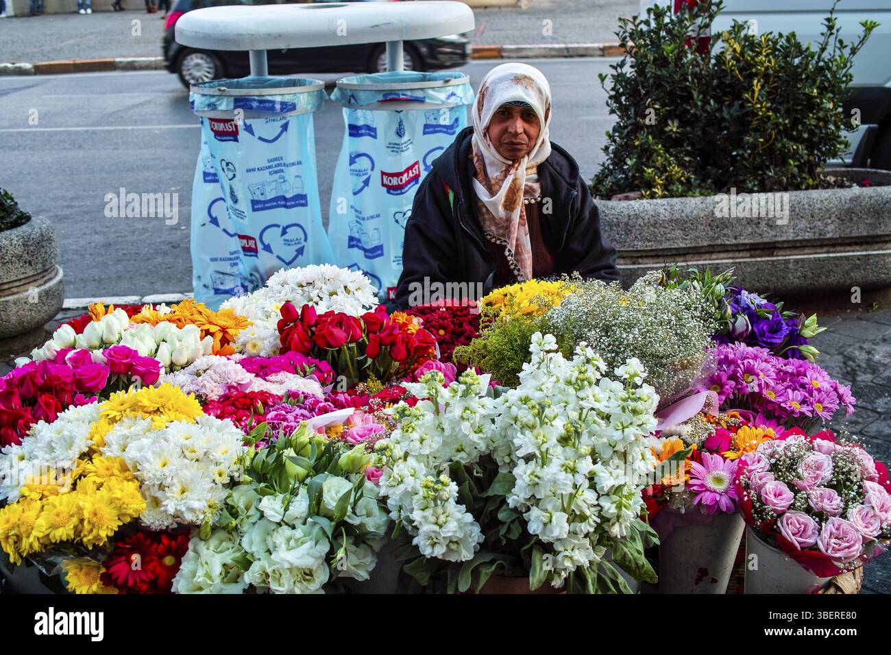 BLUMENFRAU AM TAKSIM, ISTANBUL Stockfoto