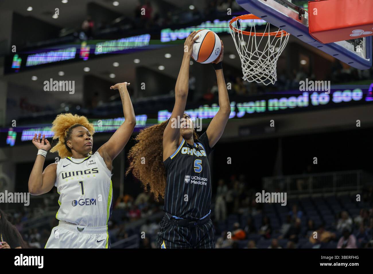 Chicago, USA. Mai 2025. Chicago, USA, 29. Mai 2025: Angel Reese (5 Chicago Sky) holt den Rückstoß während des Spiels zwischen den Chicago Sky und den Dallas Wings am Donnerstag, 29. Mai 2025 in der Wintrust Arena, Chicago, USA. (KEINE KOMMERZIELLE NUTZUNG) (Shaina Benhiyoun/SPP) Guthaben: SPP Sport Pressefoto. /Alamy Live News Stockfoto