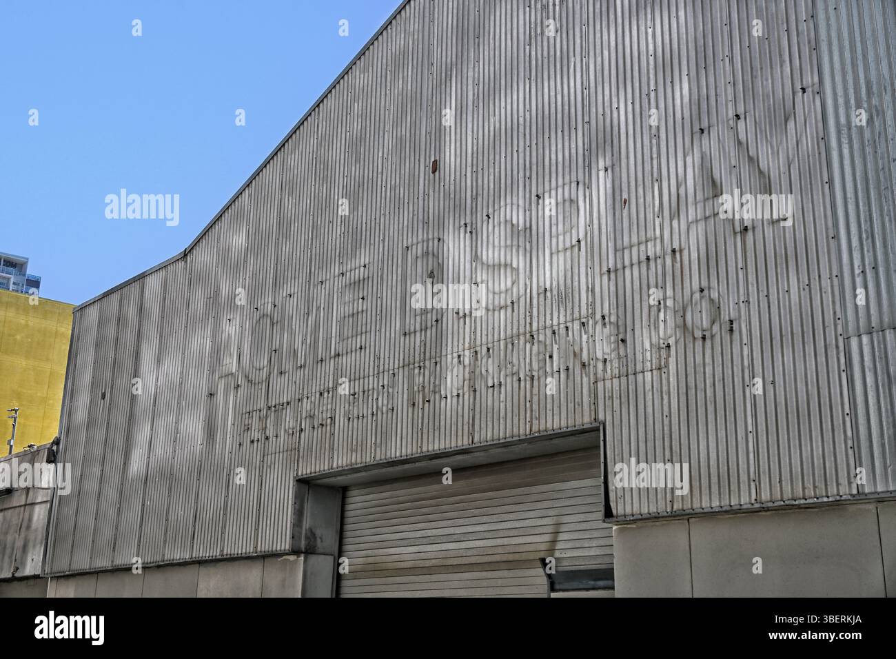 LOS ANGELES, KALIFORNIEN - 19. MAI 2025: Verblasstes Acme-Schild auf dem Wellpappenlager in der Innenstadt von LA. Stockfoto