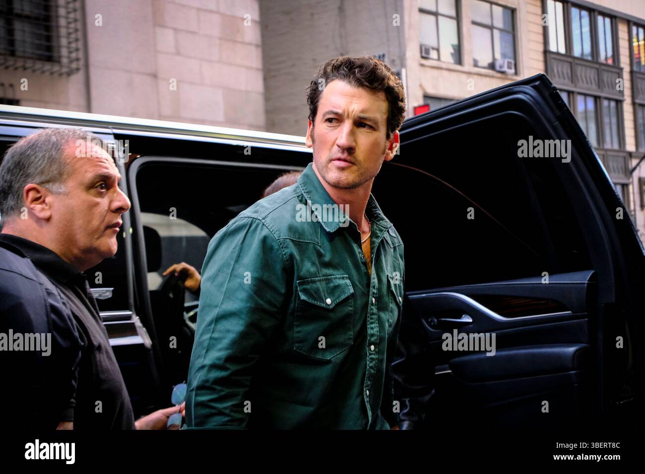 New York, NY, USA. Mai 2025. Miles Teller tritt während der NBA-Playoffs 2025 im Madison Square Garden in New York City am 29. Mai 2025 in das Spiel der Knicks ein. Quelle: Katie Godowski/Media Punch/Alamy Live News Stockfoto