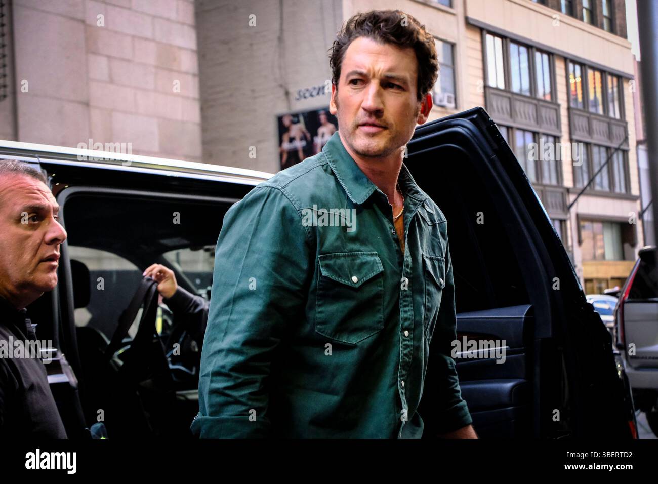 New York, NY, USA. Mai 2025. Miles Teller tritt während der NBA-Playoffs 2025 im Madison Square Garden in New York City am 29. Mai 2025 in das Spiel der Knicks ein. Quelle: Katie Godowski/Media Punch/Alamy Live News Stockfoto