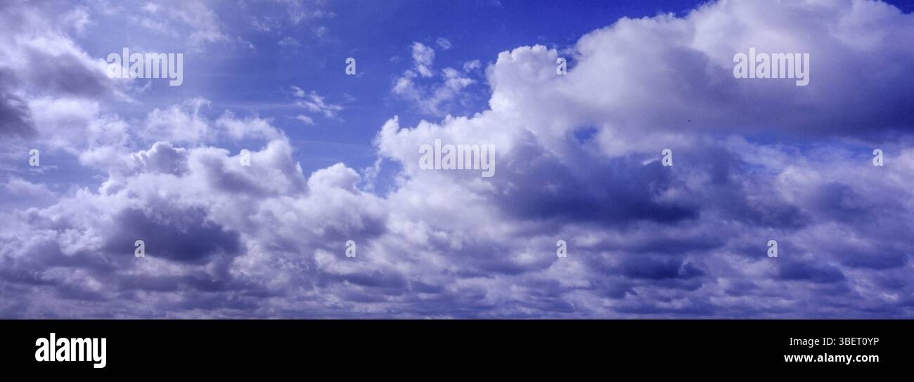 WOLKEN ÜBER DEM OSTSEE Stockfoto