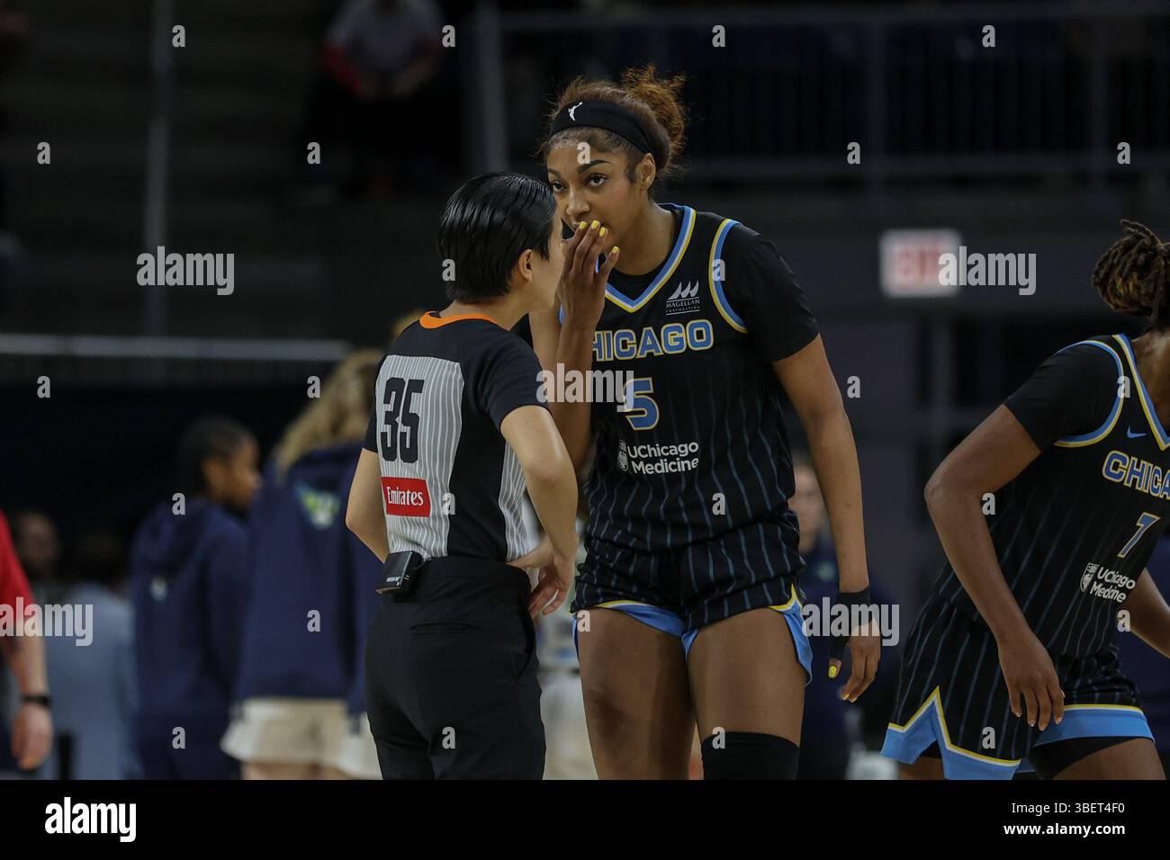 Chicago, USA. Mai 2025. Chicago, USA, 29. Mai 2025: Angel Reese (5 Chicago Sky) spricht mit dem Schiedsrichter während des Spiels zwischen den Chicago Sky und den Dallas Wings am Donnerstag, 29. Mai 2025 in der Wintrust Arena, Chicago, USA. (KEINE KOMMERZIELLE NUTZUNG) (Shaina Benhiyoun/SPP) Guthaben: SPP Sport Pressefoto. /Alamy Live News Stockfoto